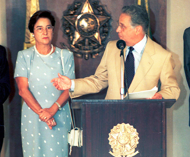 O ento presidente Fernando Henrique Cardoso e a mulher, Ruth, durante evento do Dia da Mulher, em 1998