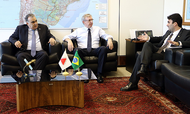 Narcio Rodrigues (esq.) e filho, deputado Caio Narcio (PSDB-MG), em reunião com o então ministro de Ciência e Tecnologia, Celso Pansera (centro), em 2015