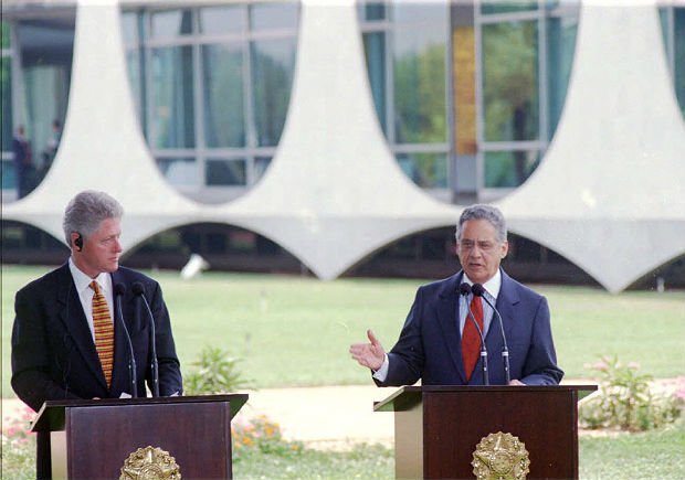 Os então presidentes Bill Clinton e Fernando Henrique Cardoso em entrevista no jardim do Alvorada