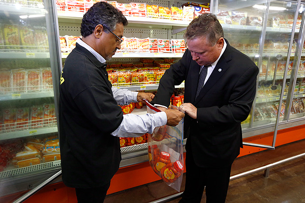 Ministro da Agricultura, Blairo Maggi, durante fiscalizao em supermercado