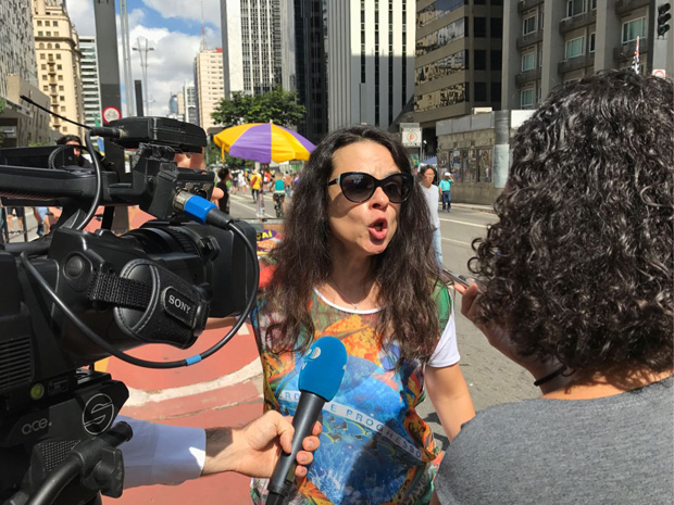 A advogada Janana Paschoal foi  Paulista neste domingo (26)