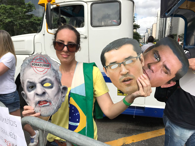 Marina Figueiredo, 36, agente de viagens, distribui máscaras de Lula "zumbi"