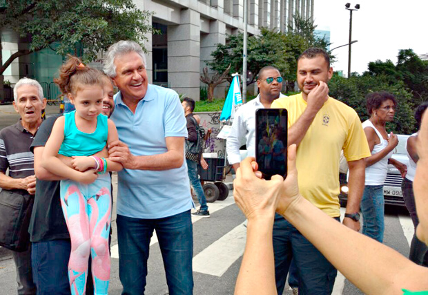 Senador Ronaldo Caiado tira fotos com manifestantes ao lado do carro do movimento Vem Pra Rua