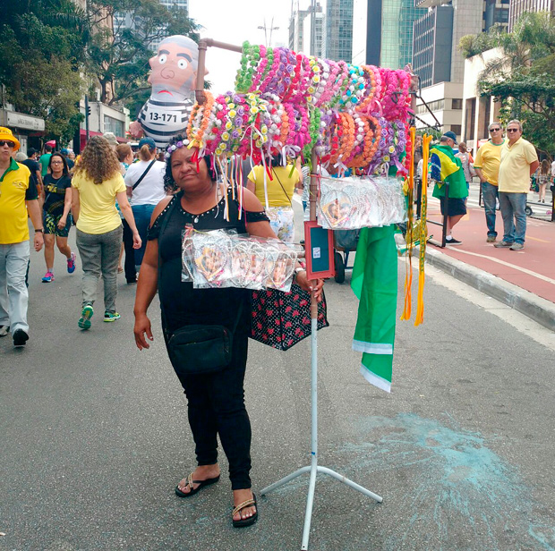 Luzia Camila, 47, veio vender os adereços que sobraram dos blocos de carnaval