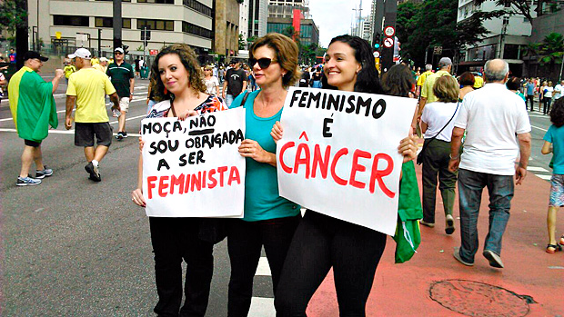 Thais Azevedo e Raphaela Gaeta exibem cartazes anti-feminismo