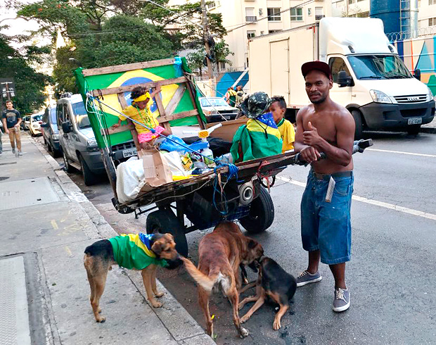 O catador de recicláveis Thiago Santos levou os quatro filhos para a manifestação