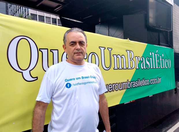 Fundador da rede de cursos jurídicos LFG, Luiz Flávio Gomes, 58, trouxe para a Av. Paulista um trio elétrico pedindo uma "faxina geral" na política brasileira.