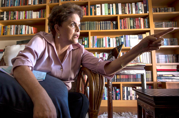 ***EXCLUSIVO PODER - A Presidenta Dilma durante entrevista a Folha em sua casa, em Porto Alegre. Ela falou das delaes de Marcelo Odebrecht e do processo de cassao de sua chapa que pode ocorrer essa semana quando ocorre o julgamento pelo TSE.03/04/2017 - Foto - Marlene Bergamo/Folhapress - 017 - EXCLUSIVO*** *** NO USAR SEM AUTORIZAO DA FOTOGRAFIA***
