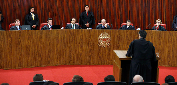 Sesso do TSE inicia o julgamento da AIJE194358, relativo ao pedido de impugnao da chapa Dilma/Temer nas eleies de 2014. O presidente do TSE  o ministro Gilmar Mendes e o relator da ao o ministro Hermann Benjamin