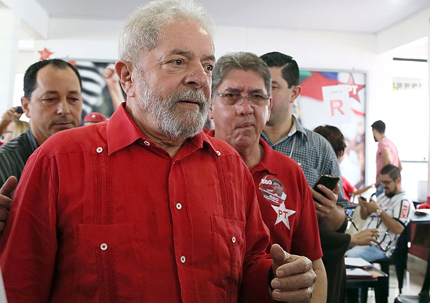 O ex-presidente Luiz Inácio Lula da Silva chega para votar em eleição de dirigentes municipais do PT