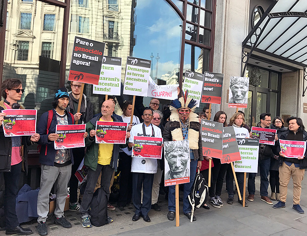 Ladio Veron e apoiadores em protesto na Embaixada Brasileira em Londres, esperam para ser recebidos por diplomata do Brasil