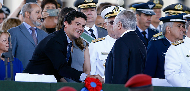 O presidente Michel Temer e o juiz federal Sérgio Moro se cumprimentam durante solenidade comemorativa ao dia do exército