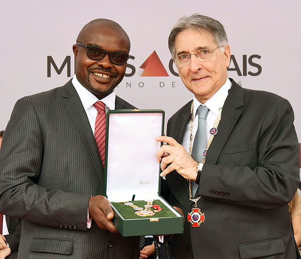 Pimentel entrega homenagem  Mandela para o embaixador da frica do Sul, Ntshikiwane Joseph MashimbyeManoel Marques/Imprensa MG