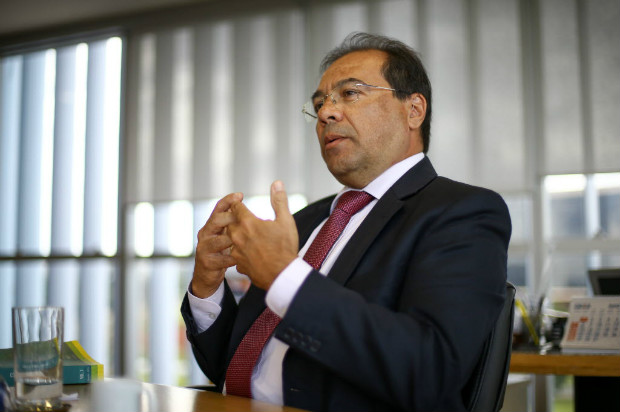O vice-procurador-geral eleitoral, Nicolao Dino, concede entrevista à Folha em seu gabinete