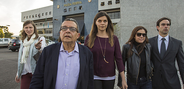 O marqueteiro João Santana e a mulher dele, Mônica Moura, deixam a sede da Superintendência da Polícia Federal, em Curitiba (PR) nesta segunda-feira (1º). 