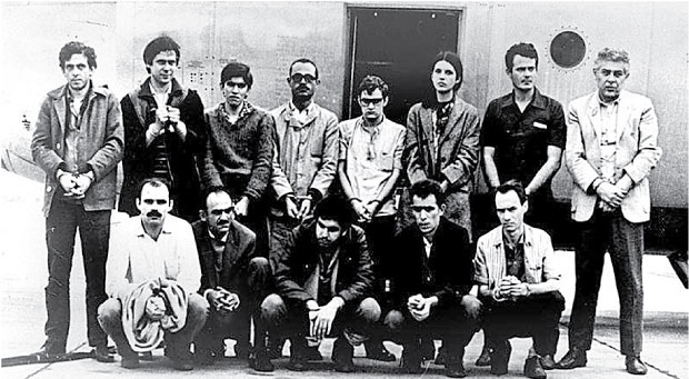 Guerrilheiros trocados em 1969 pelo embaixador norte-americano, Charles Burke Elbrick, posam para foto em frente ao avio Hrcules 56, da FAB. Entre os guerrilheiros, o deputado Jos Dirceu (o segundo em p, a partir da esquerda). (Foto: Divulgao) ***DIREITOS RESERVADOS. NO PUBLICAR SEM AUTORIZAO DO DETENTOR DOS DIREITOS AUTORAIS E DE IMAGEM***