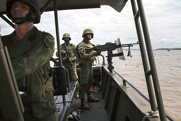 TABATINGA, AM, 13.02.2017: EXRCITO-AM - Militares da Marinha brasileira fazem exerccio no rio Solimes, em frente  comunidade Feijoal, prximo a Tabatinga (AM). (Foto: Lalo de Almeida/Folhapress)