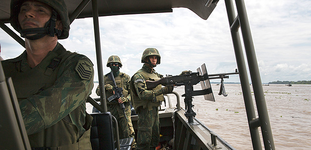 Militares da Marinha brasileira em exerccio no rio Solimes, perto de Tabatinga (AM) 