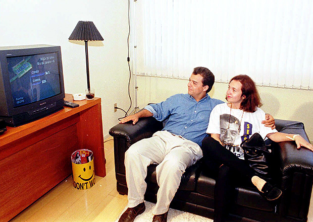 Eleio municipal no Rio de Janeiro: Candidato pelo PSDB Srgio Cabral Filho e sua mulher Suzana assistem  pesquisa eleitoral pela televiso, em sua casa, em Copacabana.*** NO UTILIZAR SEM ANTES CHECAR CRDITO E LEGENDA***