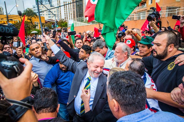 CURITIBA, PR, BRASIL, 10.05.17 14h Em Curitiba, Lula chega para depoimento com o juiz Sergio Moro. (Foto: Marcus Leoni / Folhapress, FOTO)