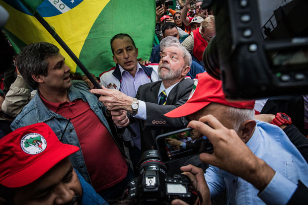 CURITIBA, PR, BRASIL, 10-05-2017: O ex-presidente Lula caminha com manifestantes at o prdio da Justia federal, onde ele ir fazer seu depoimento. (Foto: Bruno Santos/ Folhapress) *** FSP-FOTO *** EXCLUSIVO FOLHA***