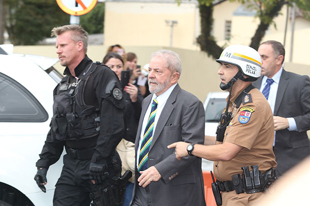 Lula em Curitiba escoltado por policial 'gato', antes de depor na Justiça Federal
