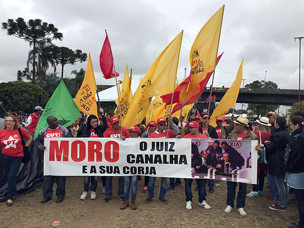 Manifestantes se preparam para a saída de passeata pró-Lula em acampamento do MST