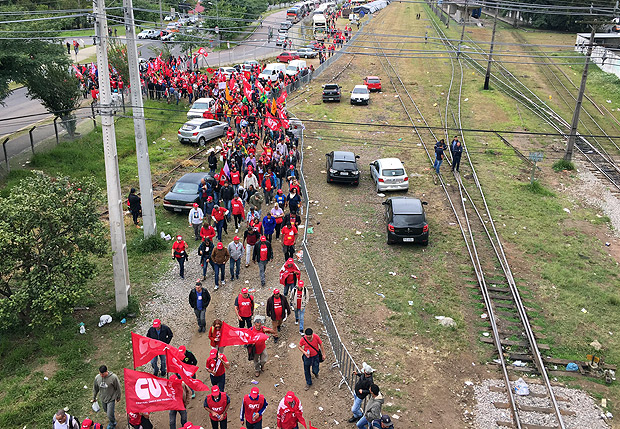 Manifestantes de movimentos sociais se encaminham para praa no centro de Curitiba