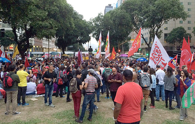 Manifestantes ocupam praa na av. Presidente Vargas, no Rio