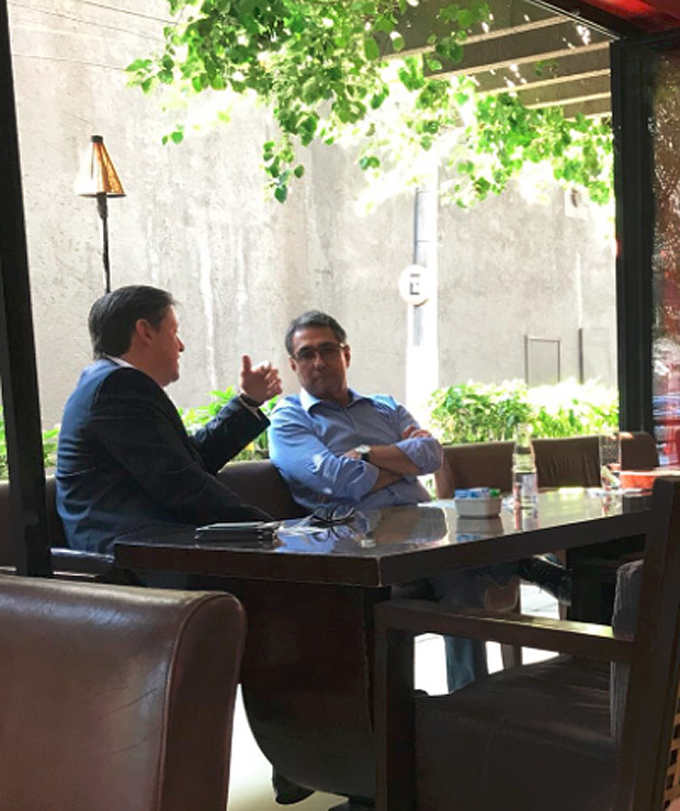 O deputado rodrigo Rocha Loures (de palet) e Ricardo Saud, diretor da JBS, se encontram na cafeteria Santo Gro, em So Paulo, em abril deste ano