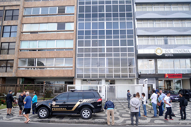 Equipe da PF em frente ao prédio onde mora o senador Aécio Neves em Ipanema, no Rio