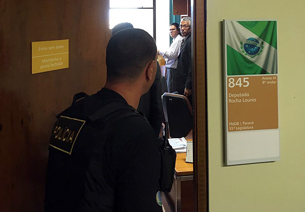 Policiais federais cumprem mandado no gabinete do deputado Rocha Loures (PMDB-PR)