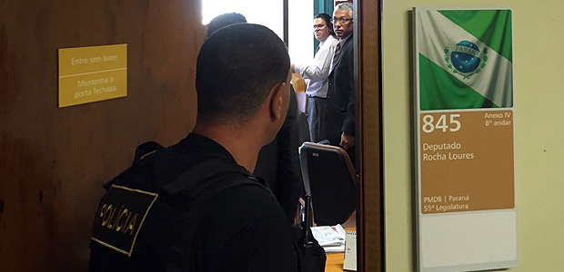 Policiais federais cumprem mandado no gabinete do deputado Rocha Loures (PMDB-PR)