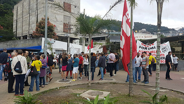 Concentrao para caminhada at a casa do presidente da Cmara dos Deputados, Rodrigo Maia (DEM-RJ)