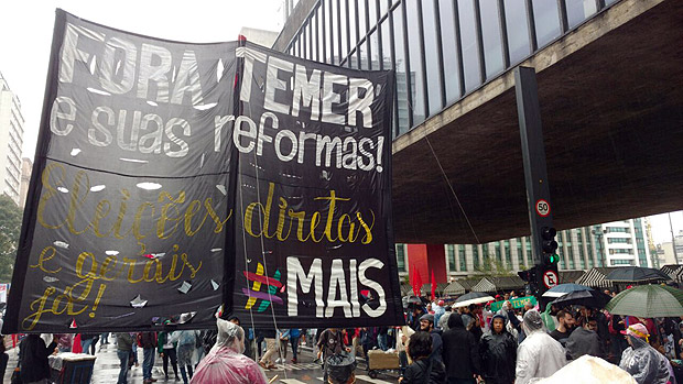Manifestantes na av. Paulista pedem eleições diretas gerais e a saída do presidente Michel Temer