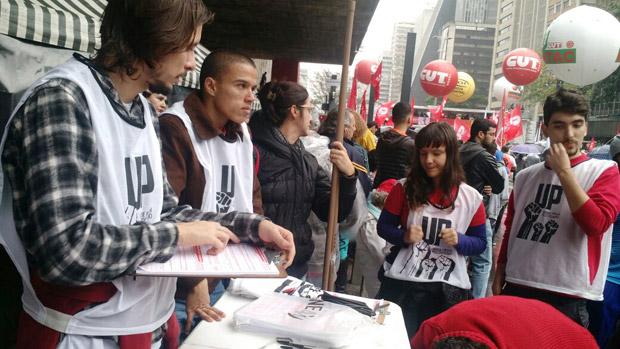 Manifestantes colhem assinaturas para a criao do partido poltico Unidade Popular Socialista (Kleber Nunes/Folhapress)
