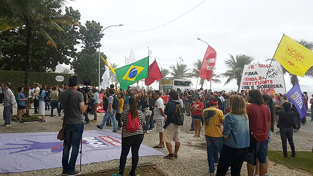 Manifestantes chegam ao prdio do presidente da Cmara, Rodrigo Maia
