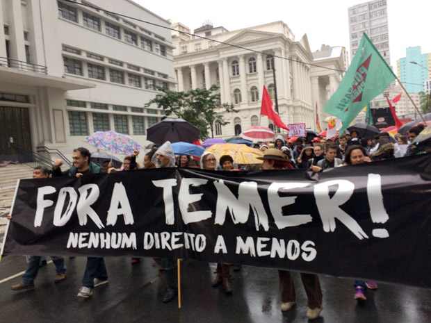 Manifestantes em caminhada em ato contra Temer em Curitiba