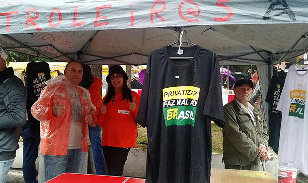 Sindicalistas da Petrobras vendem camisas contra a venda do pr-sal (Kleber Nunes/Folhapress)