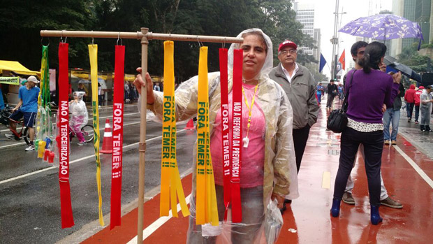 A ambulante Rosimeire dos Santos, 53, tenta conquistar clientes da "esquerda" e da "direita"