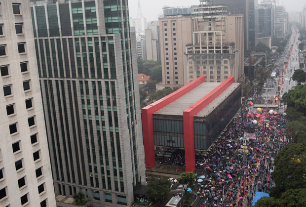 Protesto na avenida Paulista pede a sada do presidente Michel Temer (PMDB)