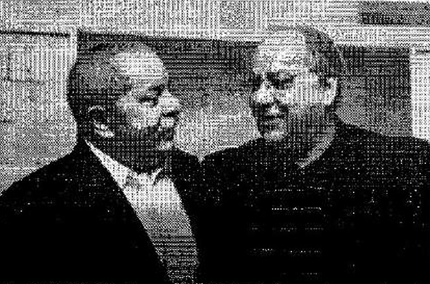 O ex-diretor da Petrobras Renato Duque e o ex-presidente Lula, em 2012, em foto anexada pela defesa de Duque