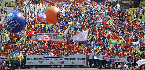 BRASILIA, DF, 24.05.2017, BRASIL, Manifestantes protestam contra as reformas da Previdencia, trabalhista, e por eleicoess diretas Foto Eduardo Anizelli / Folhapress. Cod 1656
