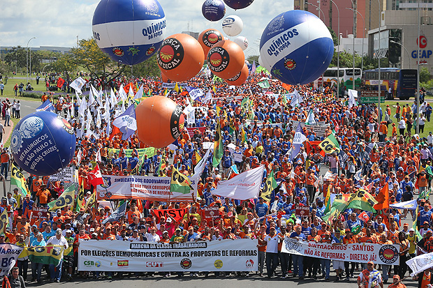 Manifestantes protestam contra as reformas da Previdência, trabalhista, e por eleições diretas em Brasília