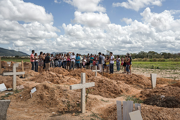 Enterro das dez vítimas de ação das polícias Civil e Militar do Pará, na fazenda em Pau d'Arco