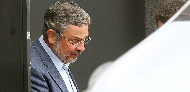 O ex-ministro Antonio Palocci deixa a sede da Polcia Federal, em So Paulo (SP), aps ser preso durante a 35 fase da Operao Lava Jato