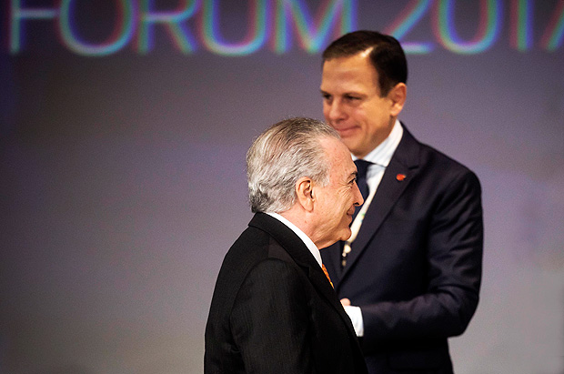 O presidente Michel Temer passa pelo prefeito Joo Doria durante a abertura do Frum de Investimentos Brasil 2017, em So Paulo 