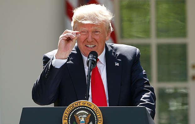 U.S. President Donald Trump refers to amounts of temperature change as he announces his decision that the United States will withdraw from the landmark Paris Climate Agreement, in the Rose Garden of the White House in Washington, U.S., June 1, 2017. REUTERS/Kevin Lamarque ORG XMIT: WAS455