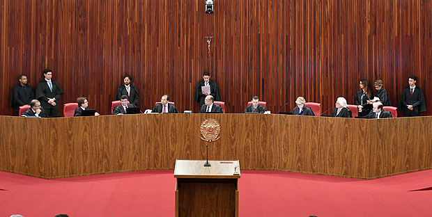 General view of the Supreme Electoral Court (TSE) session examining whether the 2014 reelection of president Dilma Rousseff and her then-vice president Michel Temer should be invalidated because of corrupt campaign funding, in Brasilia, on June 8, 2017. Judges on Brazil's electoral court were expected to start voting on the eve, in a case that could topple scandal-tainted President Michel Temer. If the court votes to scrap the election result, Temer -- who took over only last year when Rousseff was impeached -- would himself risk losing his office, forcing Brazil's congress to pick an interim president. / AFP PHOTO / EVARISTO SA ORG XMIT: ESA300