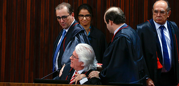 BRASILIA, DF, BRASIL, 09-06-2017, 14h00: O ministro Napoleão Nunes Maia reclama de notícias publicadas à seu respeito em blogs, ao inicar seu voto. Bastante alterado, ele foi confrotado pelos colegas ao final de sua fala e o julgamento foi suspenso por 5 minutos. Julgamento da chapa Dilma/Temer, da eleição de 2014, no TSE. O plenário do TSE, sob a presidência do ministro Gilmar Mendes, julga o pedido de cassação da chapa vencedora das útlimas eleições. O relator do caso é o ministro Herman Benjamin. (Foto: Pedro Ladeira/Folhapress, PODER)